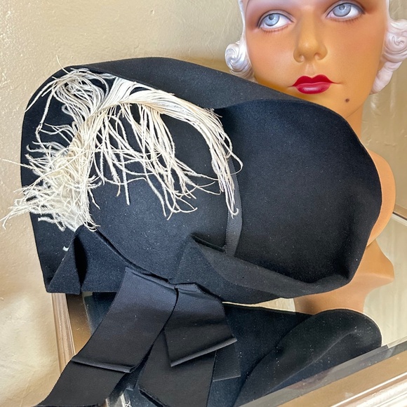 IRRESISTIBLE 1930s\' BLACK FELT WIDE BRIM HAT WITH WHITE OSTRICH FEATHER main image 6